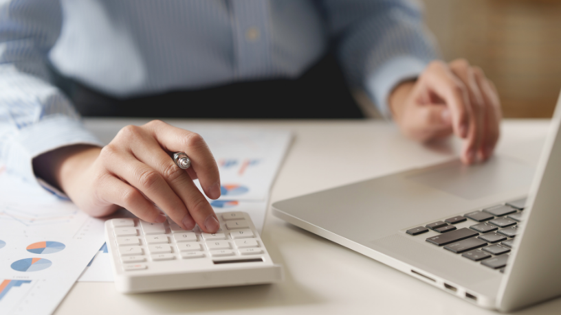 Com dicas de Braulio Henrique Dias Viana, aprenda a manter a cabeça no lugar e construir sua independência financeira desde o primeiro emprego.