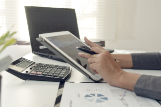 Ediney Jara de Oliveira analisa como as CBDCs estão impulsionando a modernização dos sistemas de pagamento nacionais e redesenhando o futuro financeiro.