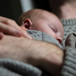 Ser pai e a responsabilidade na tomada de decisão refletidas por Hebron Costa Cruz de Oliveira.