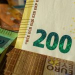 Detalhe de uma cédula de 200 euros sobre uma superfície.