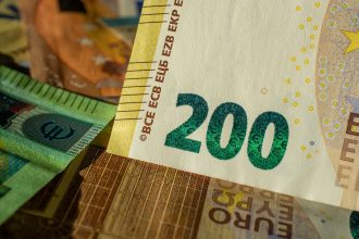 Detalhe de uma cédula de 200 euros sobre uma superfície.