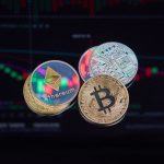 Moedas de Bitcoin e Ethereum sobrepostas a um gráfico de tendência financeira, representando ativos digitais no mercado.