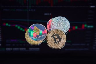 Moedas de Bitcoin e Ethereum sobrepostas a um gráfico de tendência financeira, representando ativos digitais no mercado.