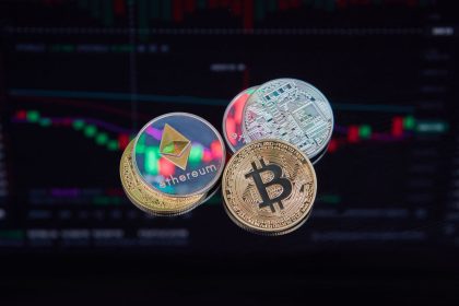 Moedas de Bitcoin e Ethereum sobrepostas a um gráfico de tendência financeira, representando ativos digitais no mercado.