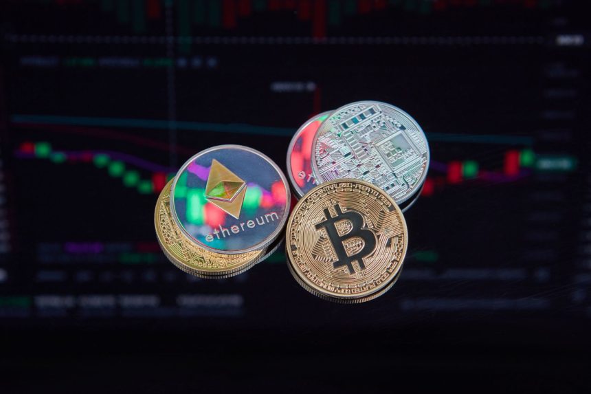 Moedas de Bitcoin e Ethereum sobrepostas a um gráfico de tendência financeira, representando ativos digitais no mercado.