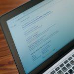 Laptop exibindo uma página de mecanismo de busca em close, representando consulta digital de informações.