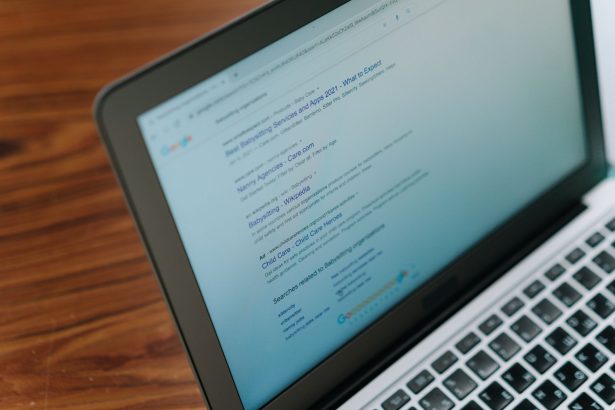 Laptop exibindo uma página de mecanismo de busca em close, representando consulta digital de informações.